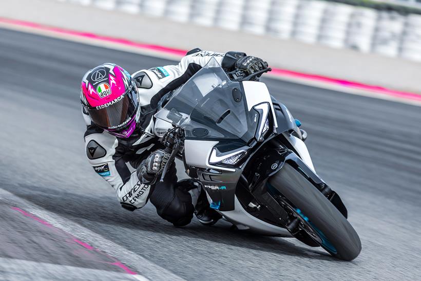 CFMOTO 675SS في الانحناءات على الدائرة CFMOTO 675SS في الانحناءات على الدائرة