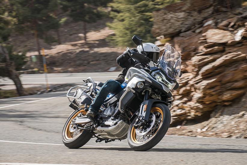 يتحول CFMOTO 800MT على الطريق
