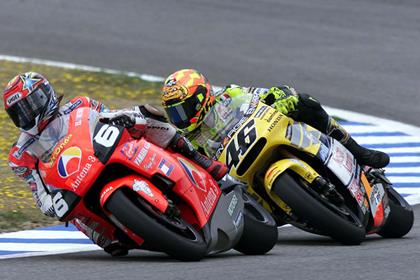 Norick Abe in action, leaving Valentino Rossi at the Jerez GP in 2001