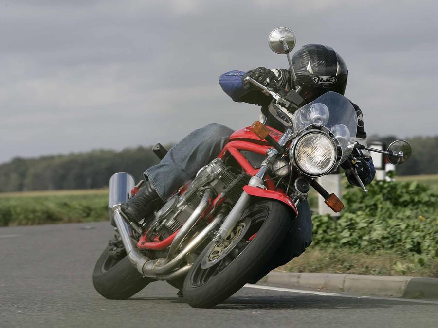 Cornering on the Suzuki GSF600 Bandit