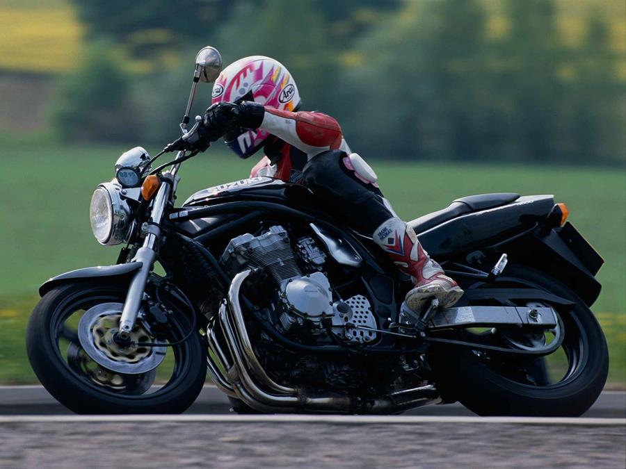 Leaning into a corner on the Suzuki Bandit 600