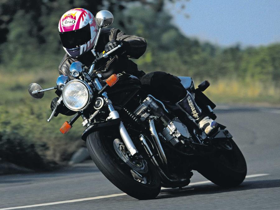 Cornering on the Suzuki GSF600 Bandit