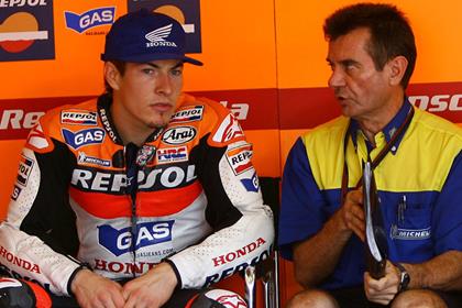 Nicky Hayden was discussing tyres with the Michelin technicians in Japan