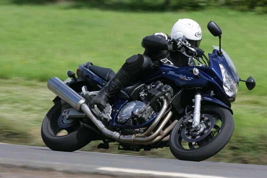 Suzuki Bandit 1200 cornering at speed