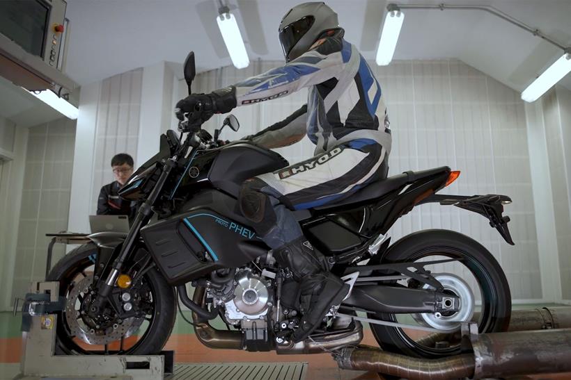 Yamaha MT-09 مفهوم البنزين/الكهربائي على Dyno Yamaha MT-09 مفهوم البنزين/الكهربائي على Dyno