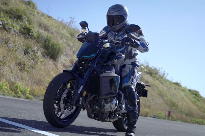 Yamaha MT-09 مفهوم البنزين/الكهربائية الهجينة جاهزة للقيادة Yamaha MT-09 مفهوم البنزين/الكهربائية الهجينة جاهزة للقيادة