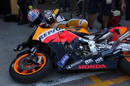 Dropping Nicky Hayden's RCV in the Valencia pitlane. Pic by "Cello"