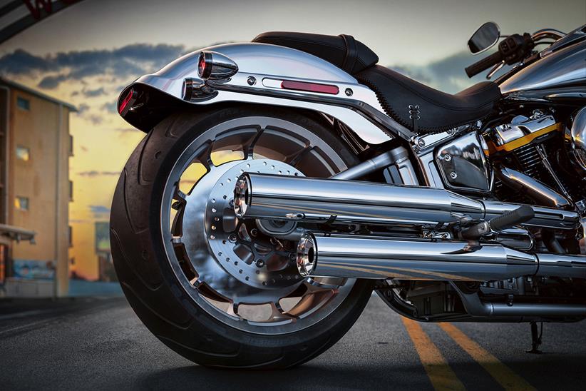 Harley-Davidson Fat Boy Gray Ghost exhaust