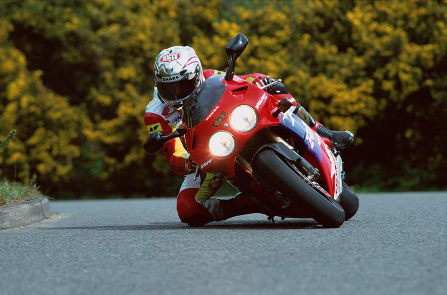 Honda RC45 knee down