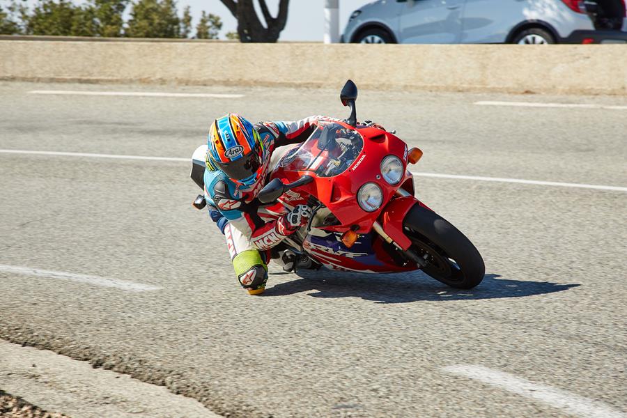 Honda RC45 Michael Neeves turning