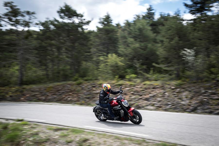 2025-on Ducati XDiavel V4 cruising into corners