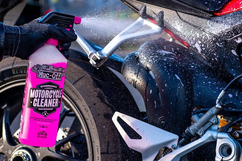 Muc-Off spray bottle action