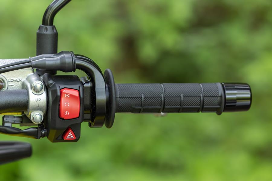 2025 Suzuki DR-Z4S, throttle grip with ride by wire connection