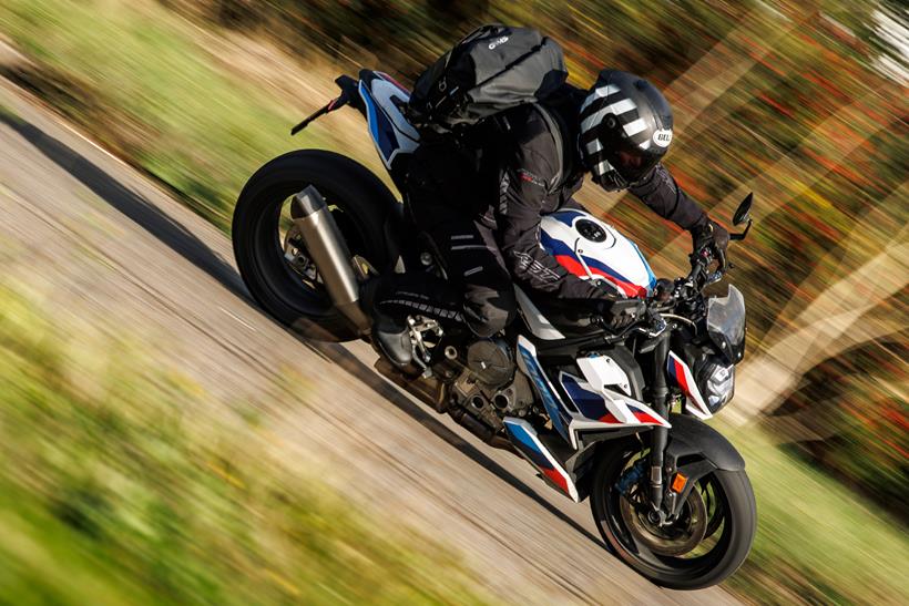 Cornering whilst wearing a motorcycle rucksack Cornering whilst wearing a motorcycle rucksack