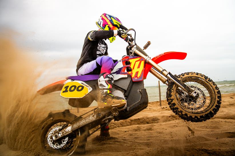 Thornton Hundred CR500 tribute throwing up sand