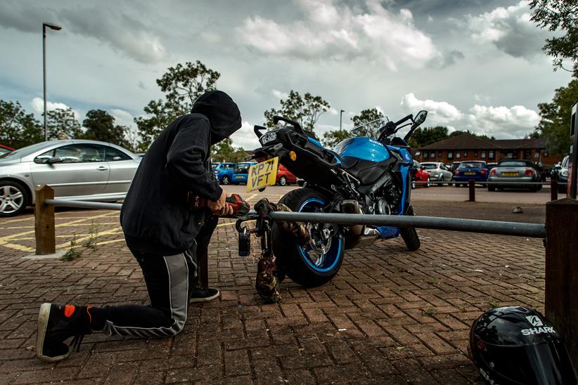 Motorcycle theft with an angle grinder