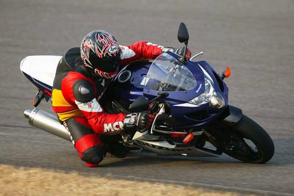 Suzuki GSX-R750 motorcycle review - Riding