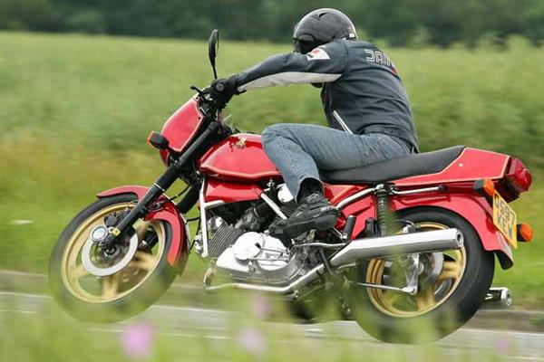 Hesketh V1000 motorcycle review - Riding