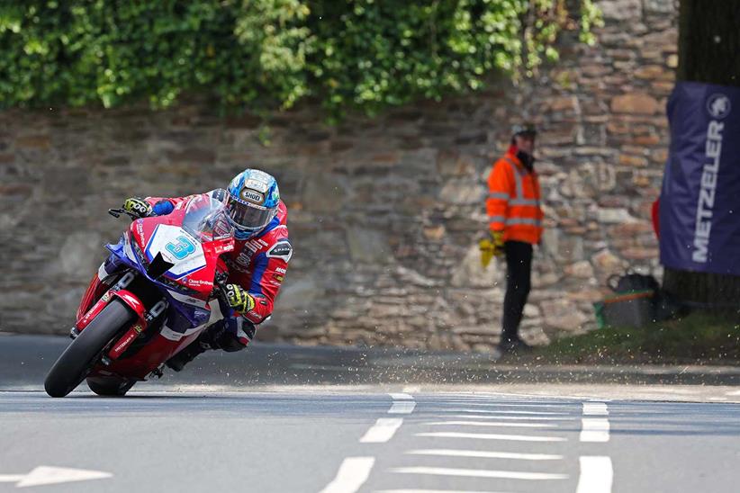 Dean Harrison은 두 번째 Supersport TT 레이스에서 Braddan Bridge를 통과합니다.