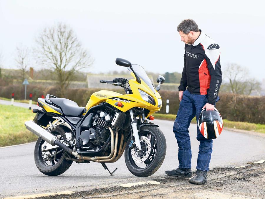 MCN journalist Jon Urry with the Yamaha FZS600 Fazer