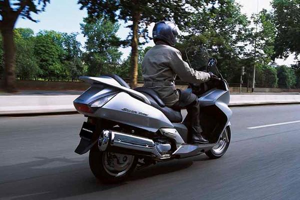 Honda FJS600 Silver Wing motorcycle review - Riding