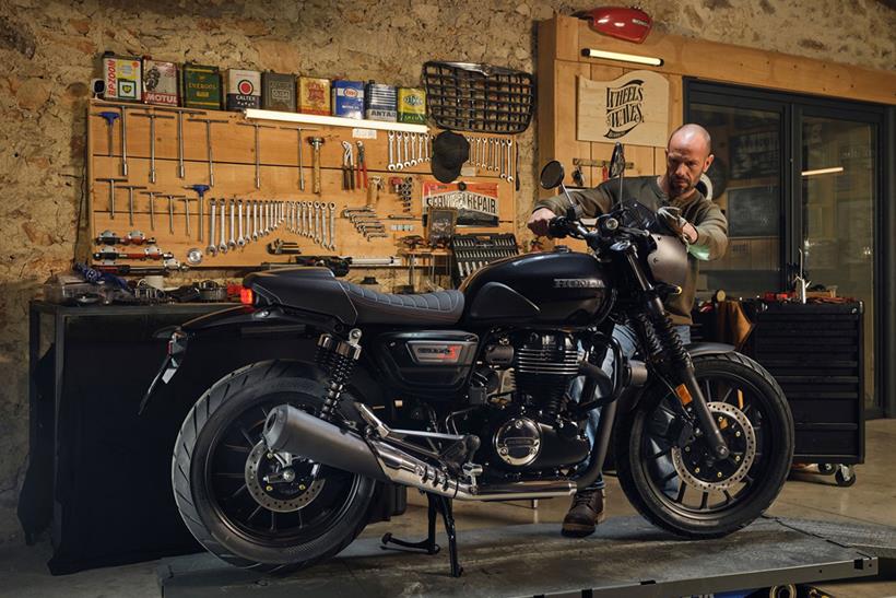 Honda GB350S는 워크숍에 주차했습니다 Honda GB350S는 워크숍에 주차했습니다