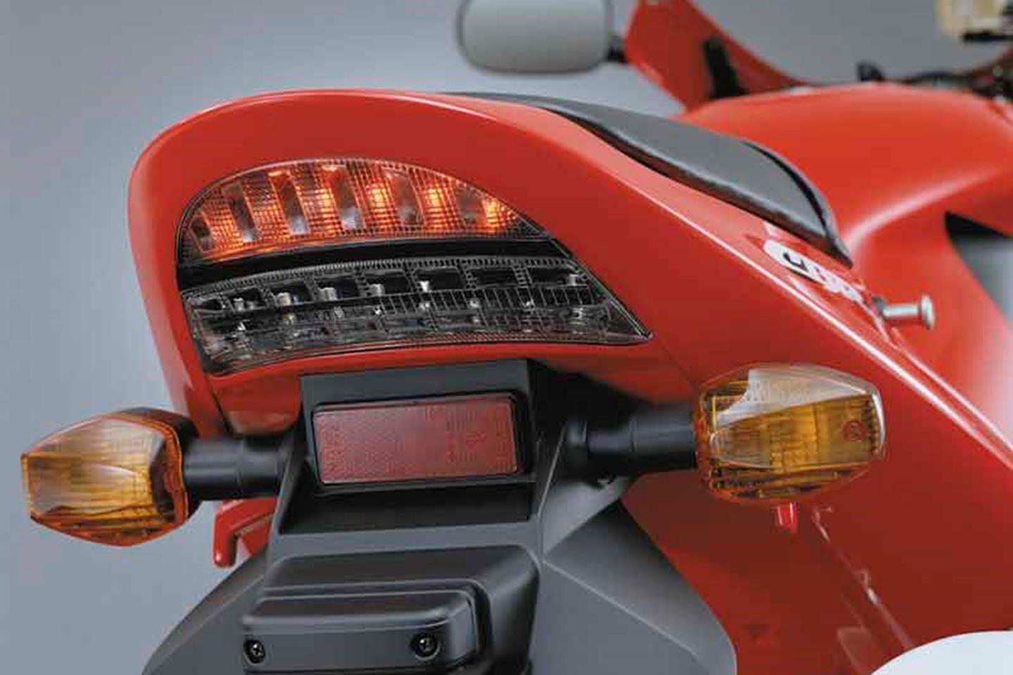 HONDA CBR900RR FIREBLADE (2002-2003) Motorcycle Review