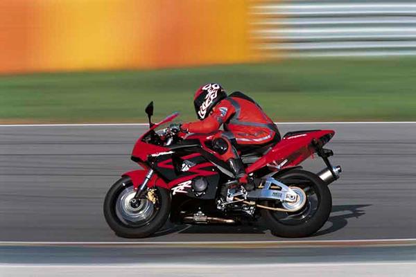 Honda CBR900RR FireBlade motorcycle review - Riding