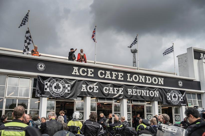 Ace Café خردة ليلة الجمعة لمعالجة السلوك المعادي للمجتمع