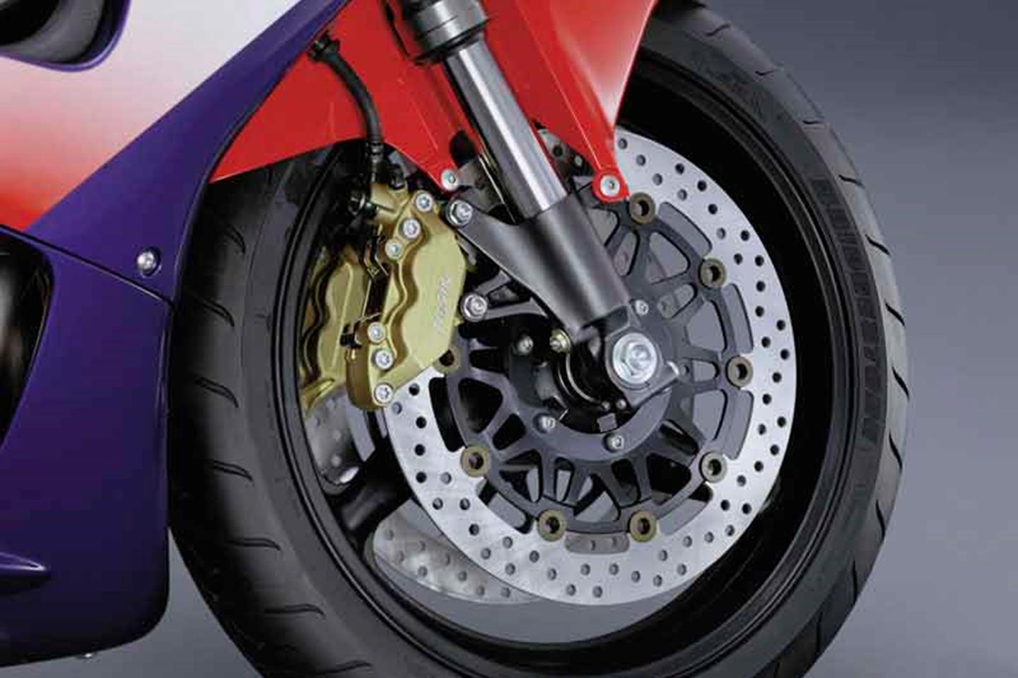 HONDA CBR900RR FIREBLADE (2000-2001) Motorcycle Review | MCN
