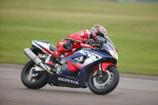 Honda CBR900RR Fireblade motorcycle review - Riding