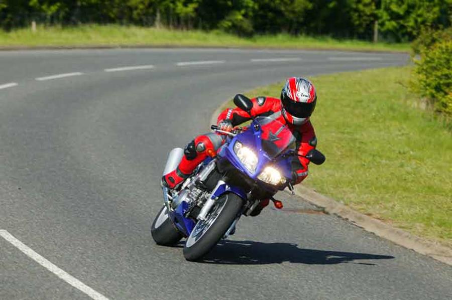 Cornering quickly on the Suzuki SV1000