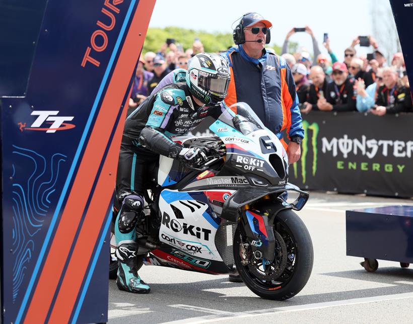 يترك Michael Dunlop على BMW M1000RR