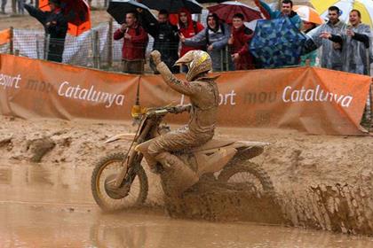 Suzuki's Steve Ramon celebrates in the 'mud bath' of Bellpuig