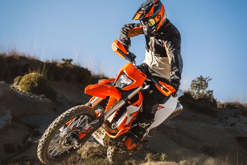 2026 KTM 690 ENDURO R مدفوعة على الطرق الوعرة 2026 KTM 690 ENDURO R مدفوعة على الطرق الوعرة