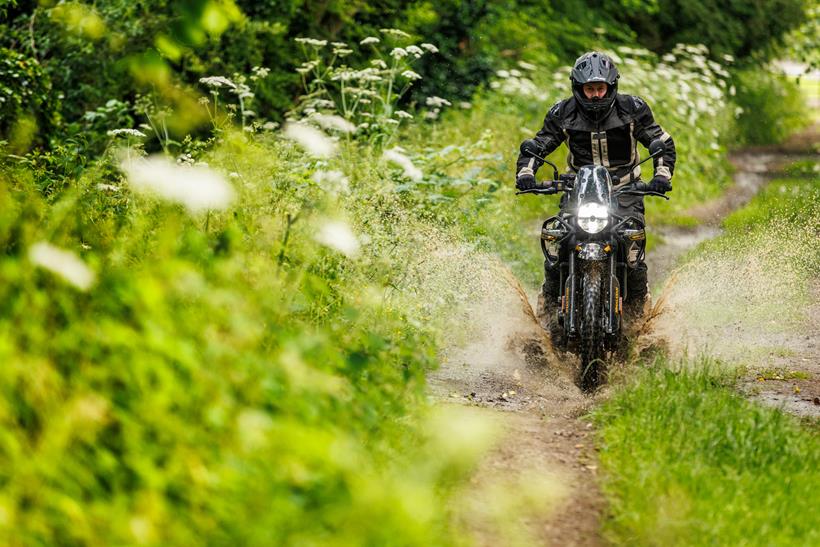 Royal Enfield Himalayan 450 على الطريق على الطرق الوعرة Royal Enfield Himalayan 450 على الطريق على الطرق الوعرة