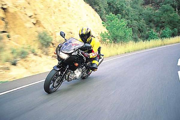 Yamaha TRX850 motorcycle review - Riding