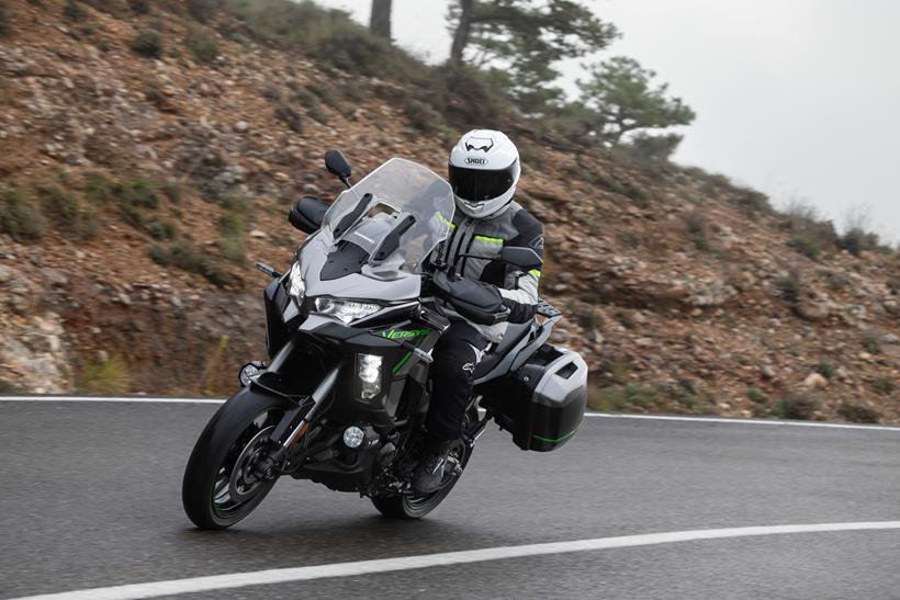 Kawasaki Versys 1100은 도로에서 운전하고있었습니다 Kawasaki Versys 1100은 도로에서 운전하고있었습니다