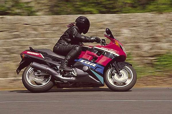 Honda CBR1000F motorcycle review - Riding