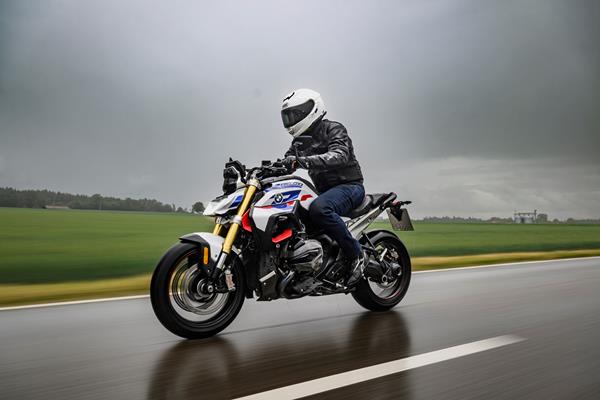 2025-on BMW R1300R cruising down a wet road