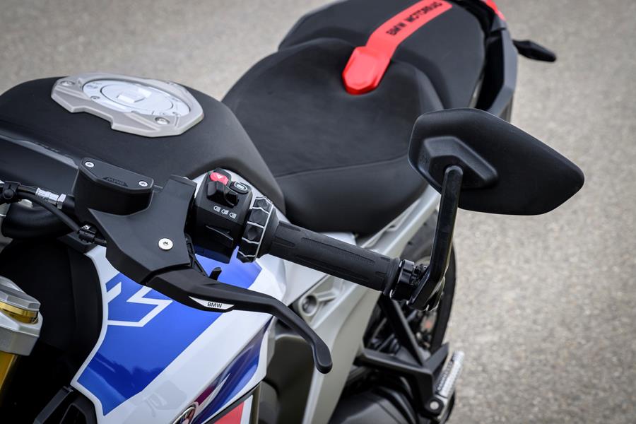 2025-on BMW R1300R detailed shot of the left handlebar