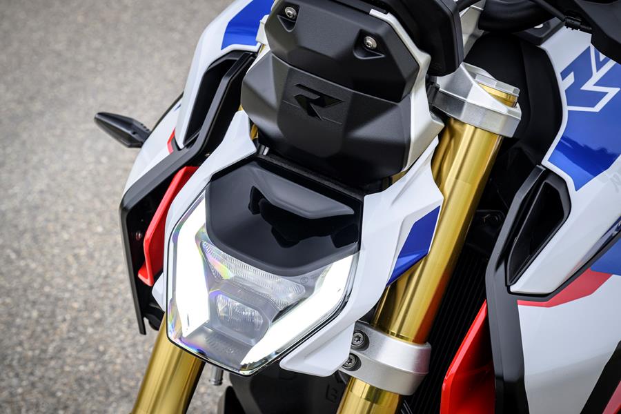 2025-on BMW R1300R detailed shot of the front of the bike and gold forks