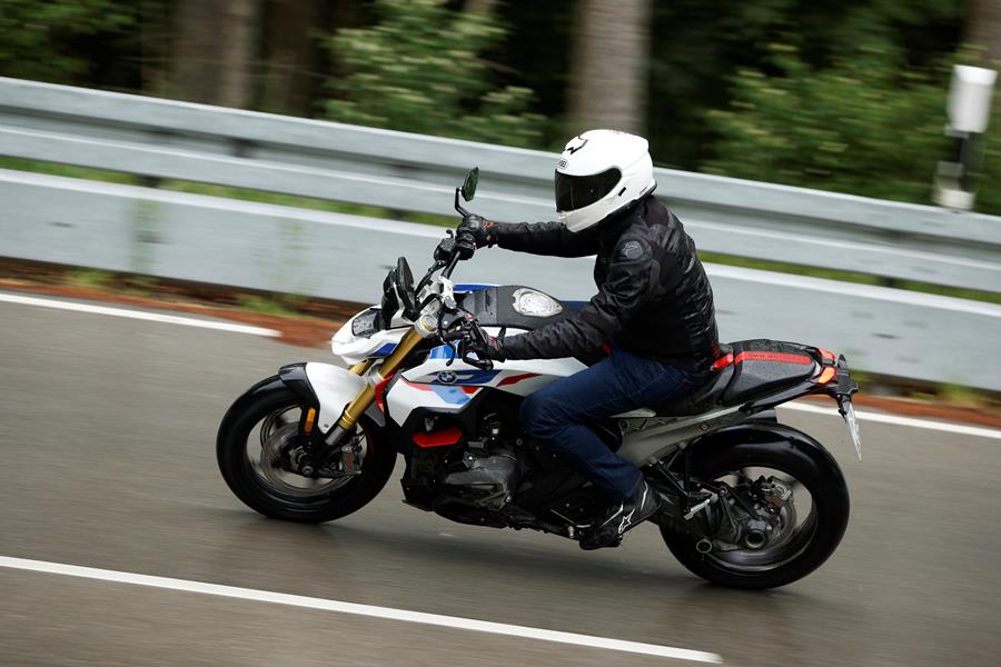2025-on BMW R1300R accelerating along the road