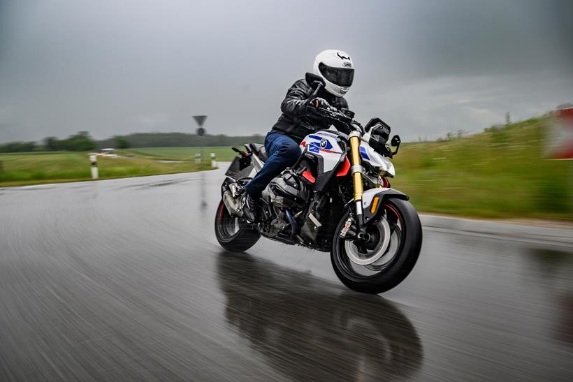BMW R1300R يتحول على الطريق BMW R1300R يتحول على الطريق