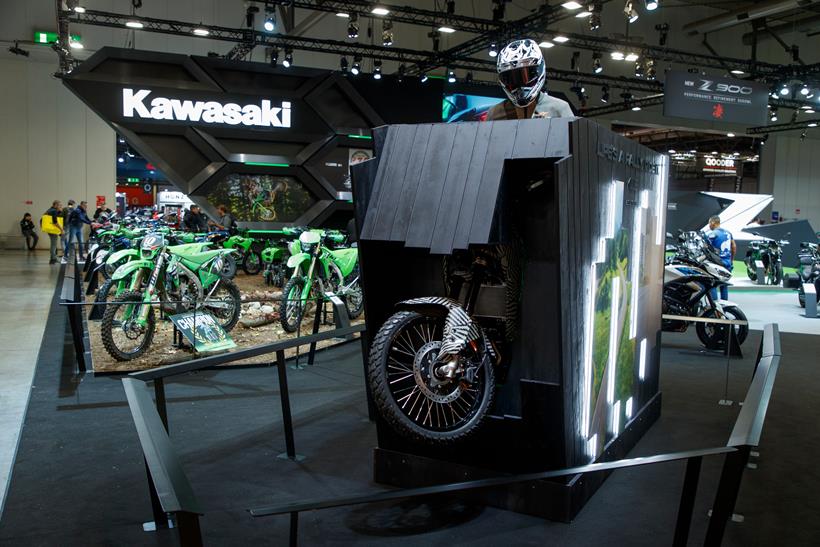 EICMA 2024에 표시된 가와사키 kle의 개념 EICMA 2024에 표시된 가와사키 kle의 개념