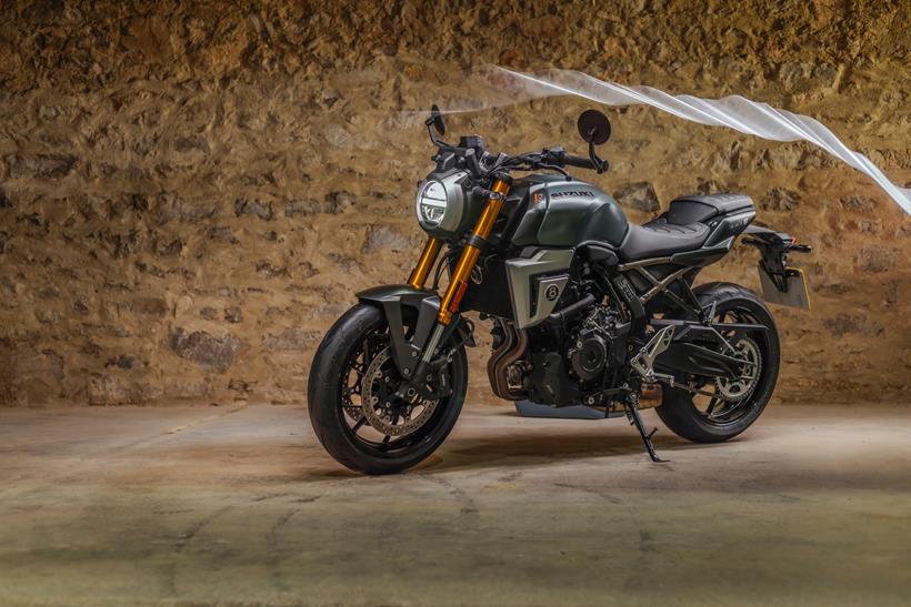 사이드 뷰에서 스즈키 GSX-8T 사이드 뷰에서 스즈키 GSX-8T