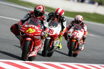 Alvaro Bautista (19) leads Marco Simoncelli (58) and Hector Barbera (21) in Donington Park qualifying