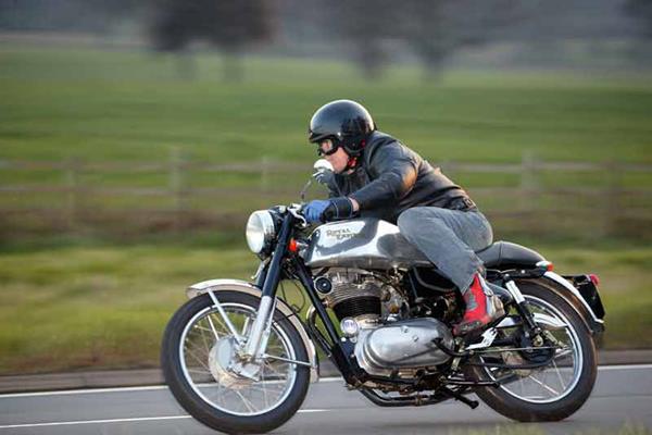 Royal Enfield Bullet 500 motorcycle review - Riding