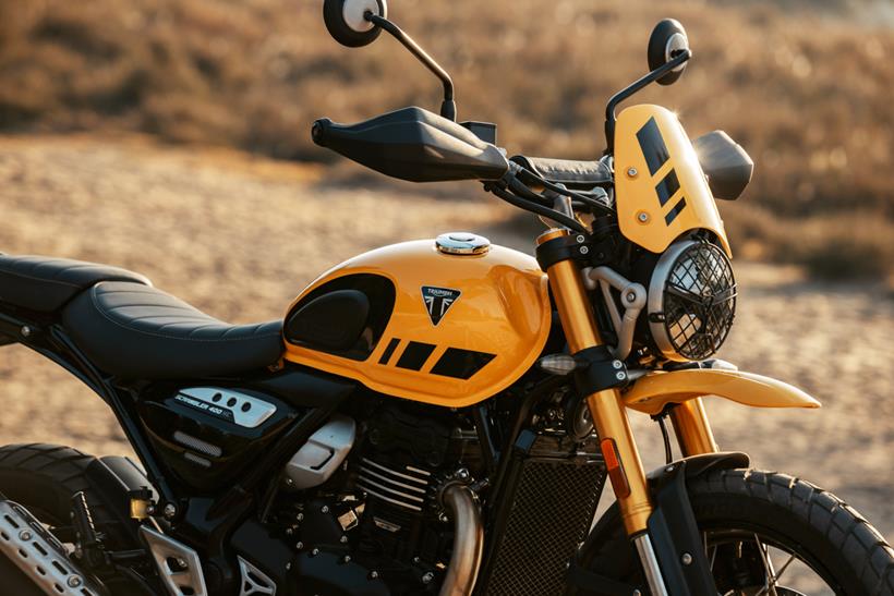 Triumph Scrambler 400 XC 전면 3/4 분기 클로즈업
