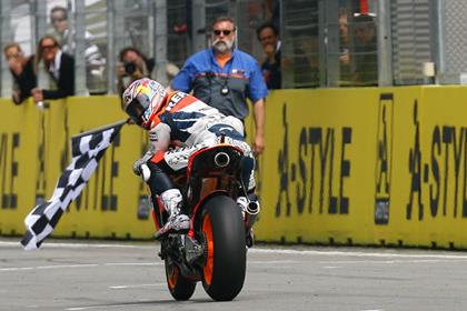 Nicky Hayden checks he can still make it over the line in at least fourth after his Honda RC212V ran out of fuel